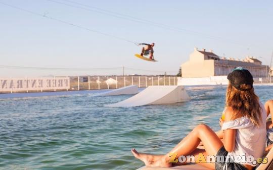 CON DOS PISCINAS Y 100 METROS DE LA PLAYA, APARCAMIENTO.